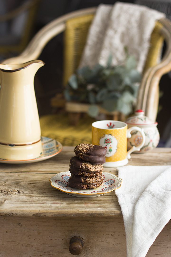 Cookies de avena con chocolate y relleno de dulce de dátiles