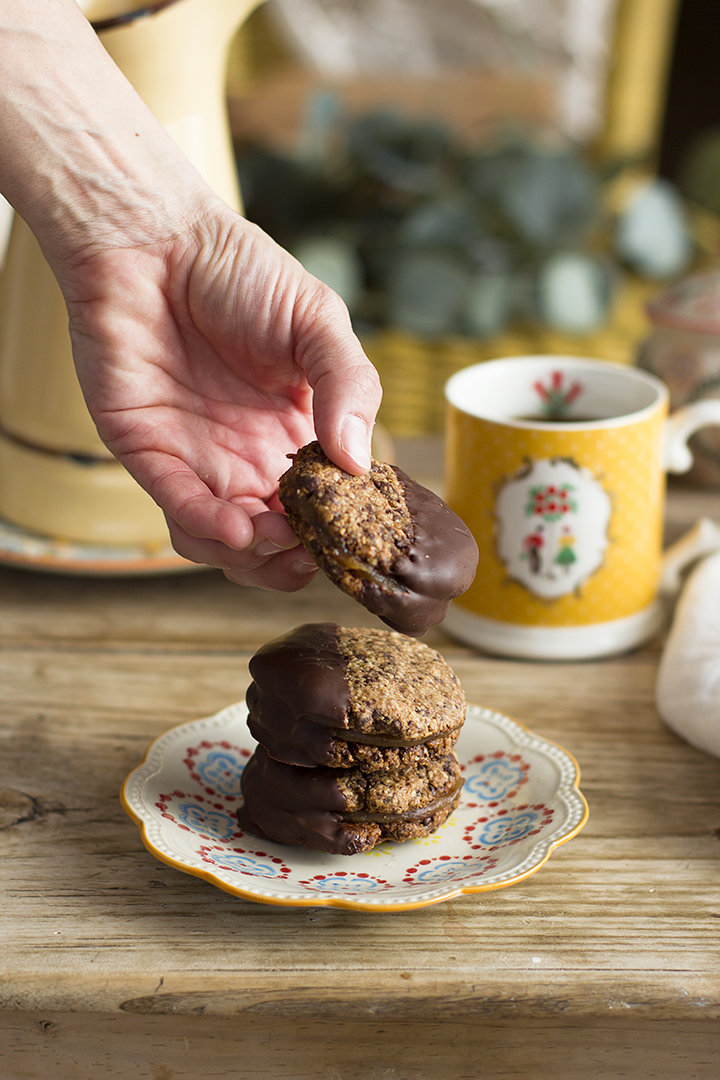 Cookies de avena con chocolate y relleno de dulce de dátiles