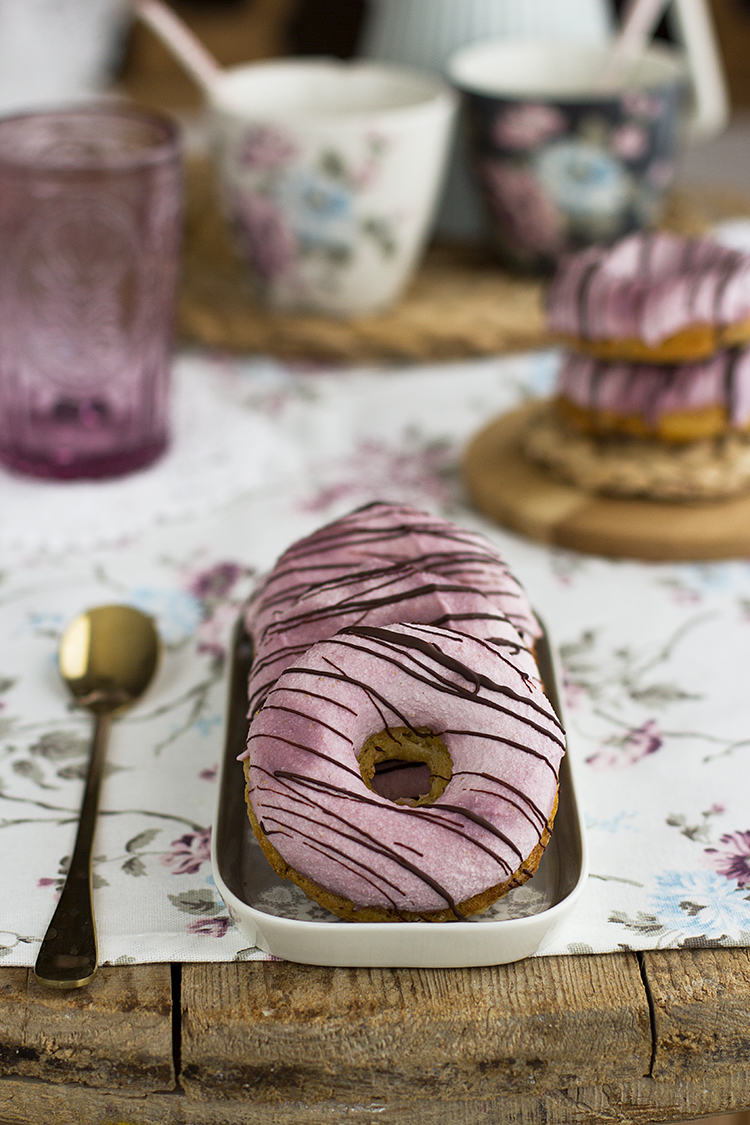 Donuts con frambuesas y chocolate blanco saludables