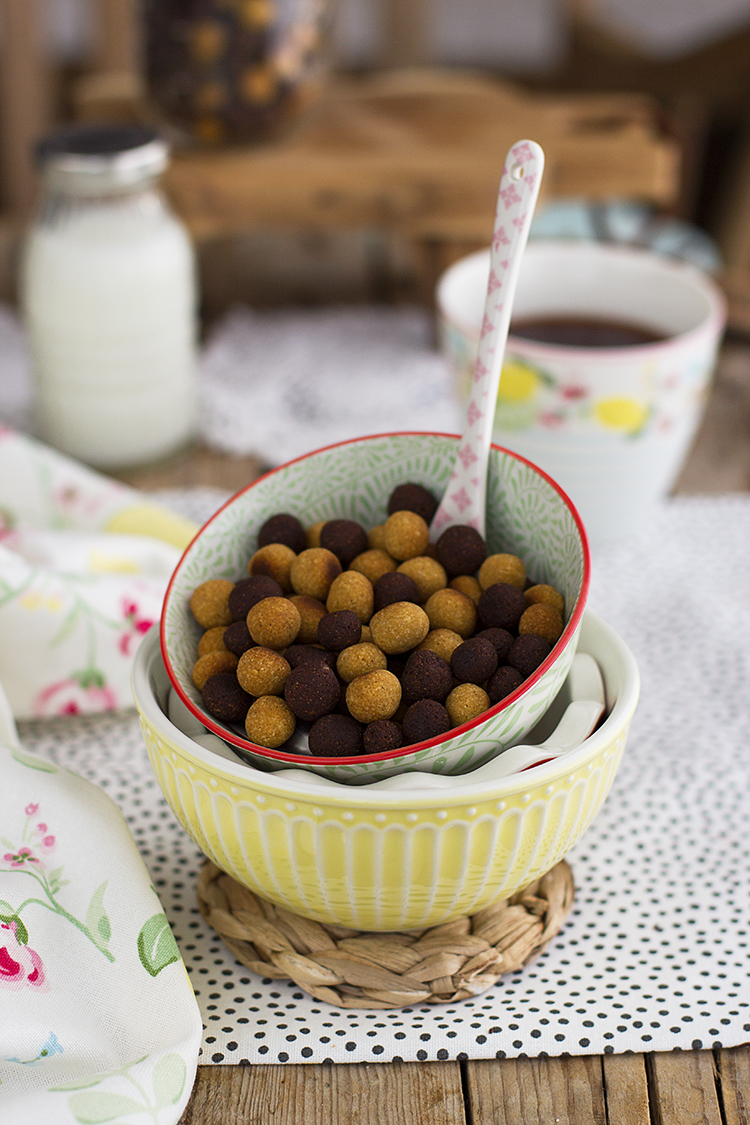 Cereales saludables de chocolate y cacahuete perfectos para el desayuno