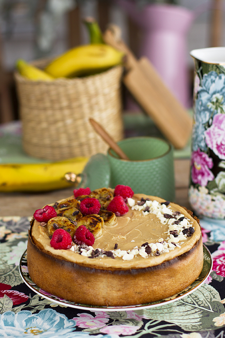 Cheesecake de Plátano Cacahuete y Chocolate Blanco fácil y saludable